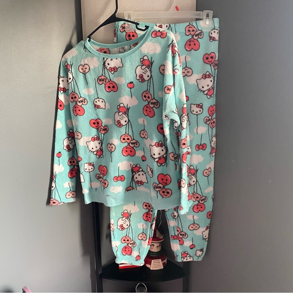 NWOT Hello Kitty fuzzy matching set pajamas